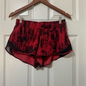 Lululemon hotty hot short II size 10 euc 2.5”